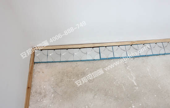 開始鋪設電地暖模塊，根據現場情況鋪設好轉向模塊